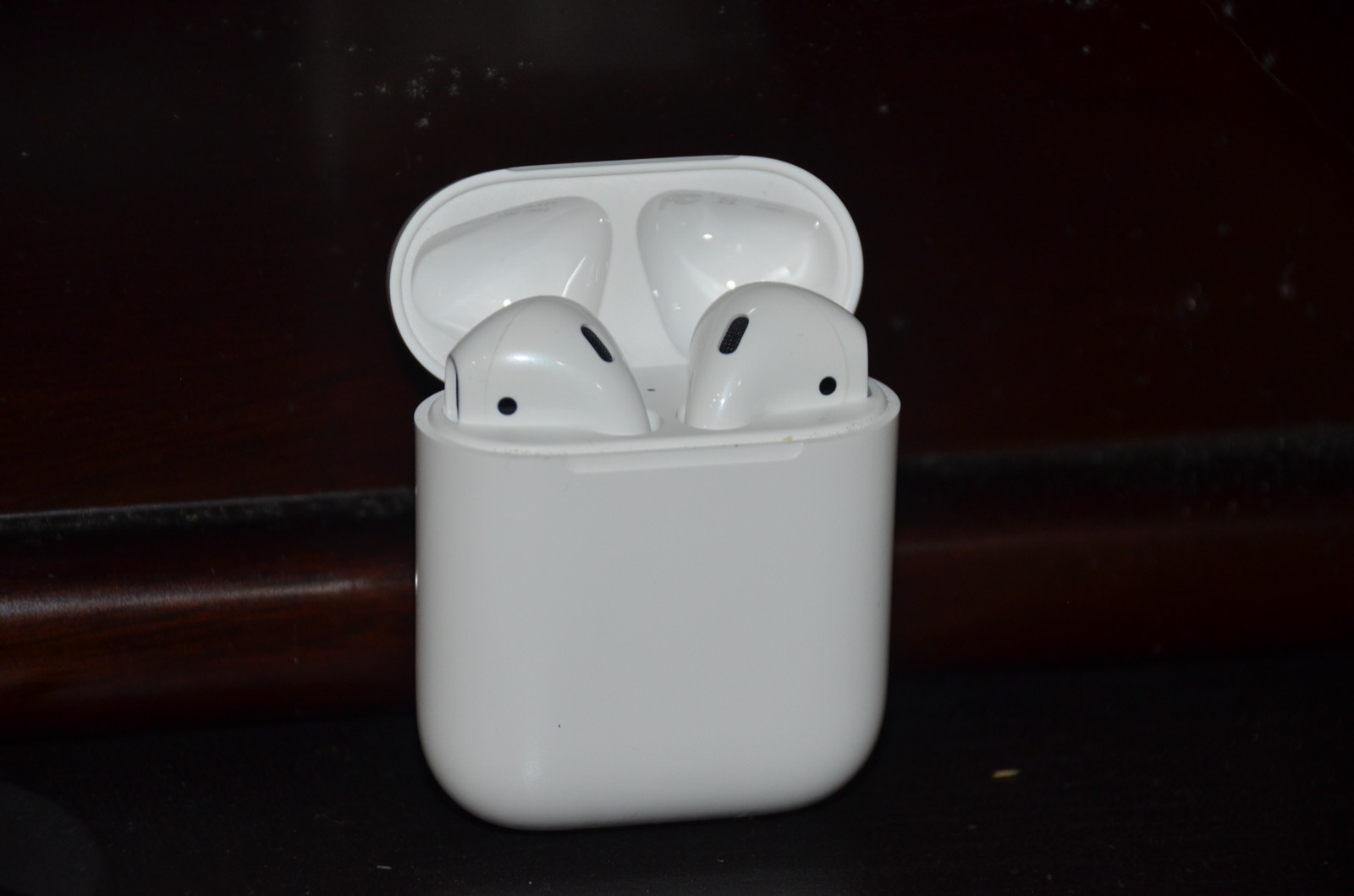 에어팟 스위치 밈을 설명할 때 함께 떠올리기 쉬운 에어팟 이미지