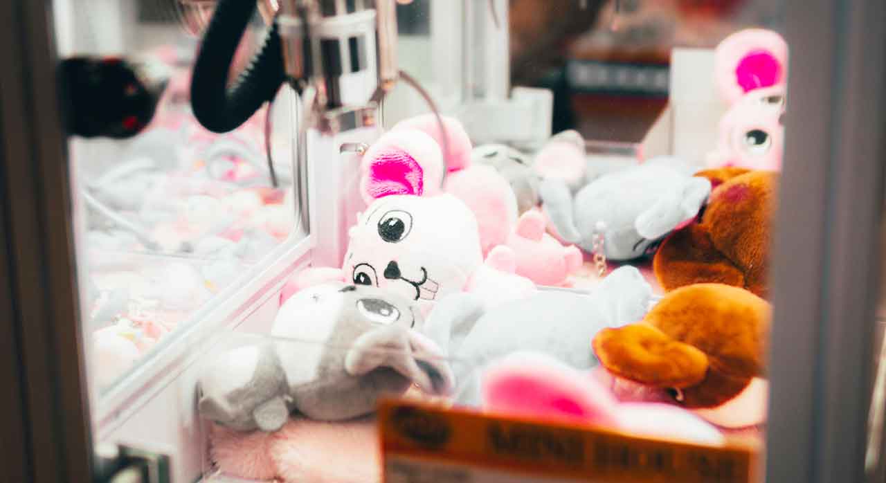 인형뽑기 기계 안에 여러 인형이 들어 있는 모습. 밤티 밈을 소개한 기사에서 함께 사용된 이미지입니다