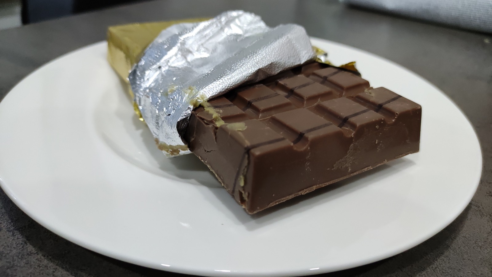 두바이 초콜릿 계열 디저트 사진. 두쫀쿠의 재료감과 비주얼을 이해하기 좋은 이미지입니다