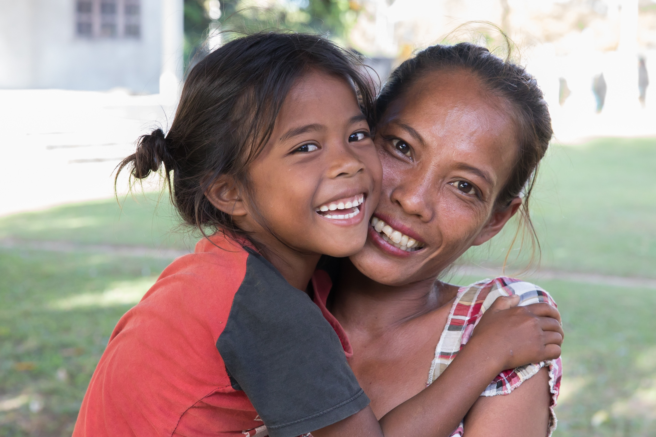 엄마 와 딸이 함께 웃고 있는 사진. 엄미새라는 말에 담긴 친밀감과 애정을 떠올리게 하는 대표 이미지