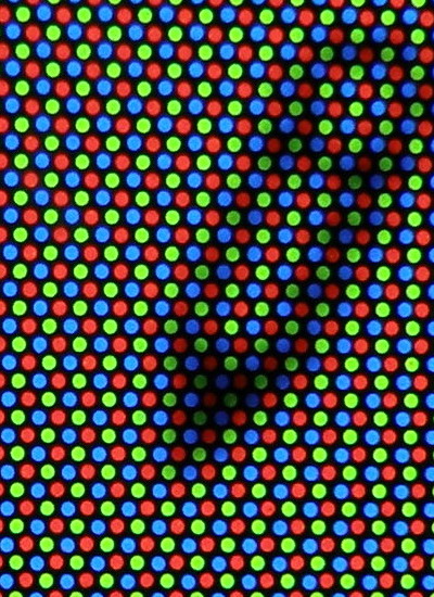 CRT 모니터 화면을 가까이 찍은 이미지. 쇼츠의 과장된 설명 톤과 함께 떠올리기 쉬운 아날로그 화면 질감이다