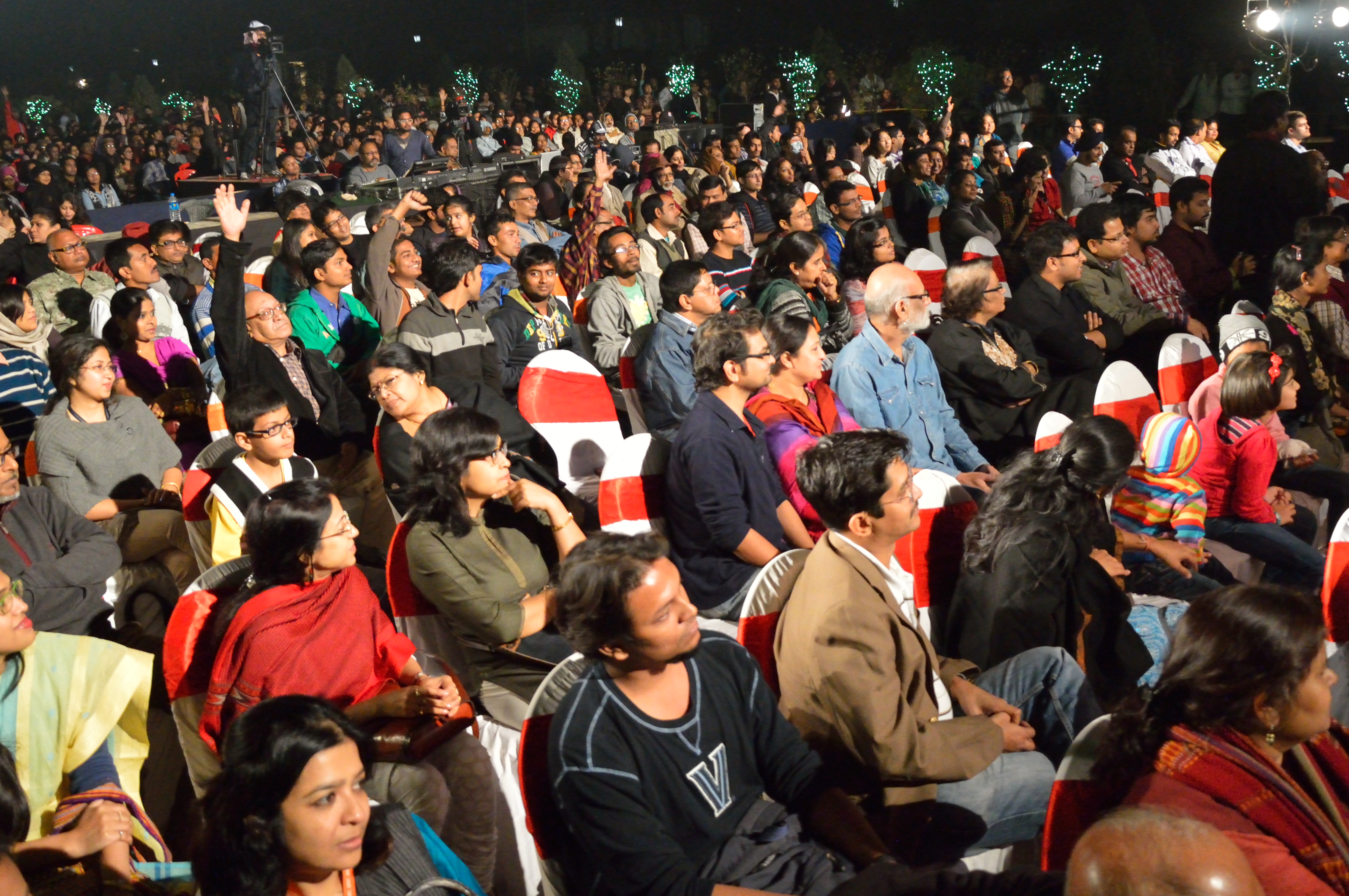 공연장을 가득 메운 관객 사진. 팬덤 과몰입과 집단적인 열기를 설명할 때 함께 보기 좋은 이미지