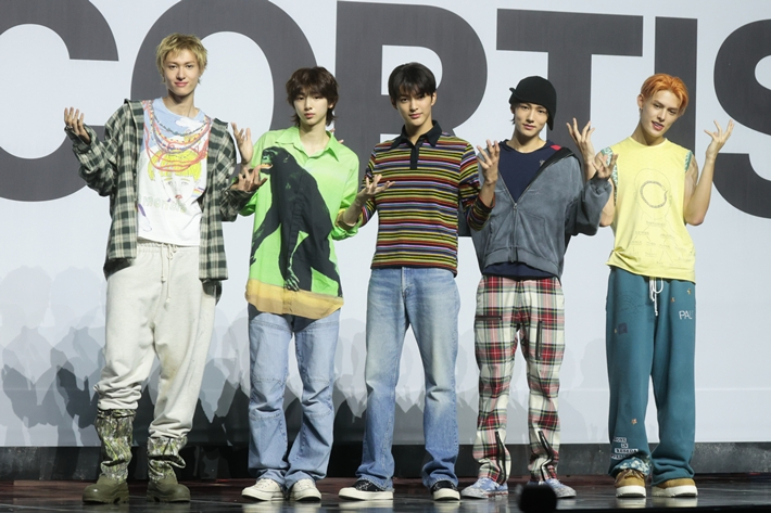 코르티스 관련 기사에 사용된 공개 사진. 영크크가 영 크리에이터 크루의 줄임말로 소개된 맥락과 연결되는 이미지입니다